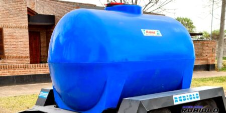 Tanque Horizontal de plastico 1.000 Lts. Colocado sobre base con sunchos. (OP1233)