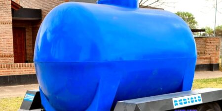 Tanque Horizontal de plastico 2.000 Lts. Colocado sobre base con sunchos. (OP1236)