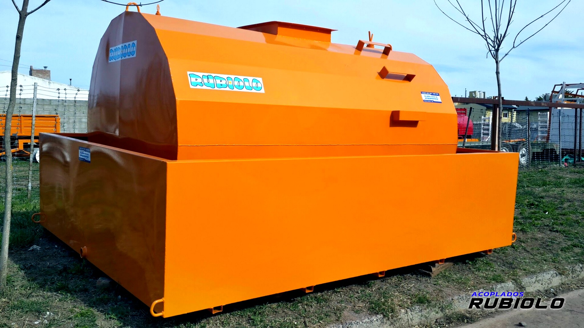 Tanque estacionario con Batea Antiderrame de para 6.000 Lts. (TB1006)