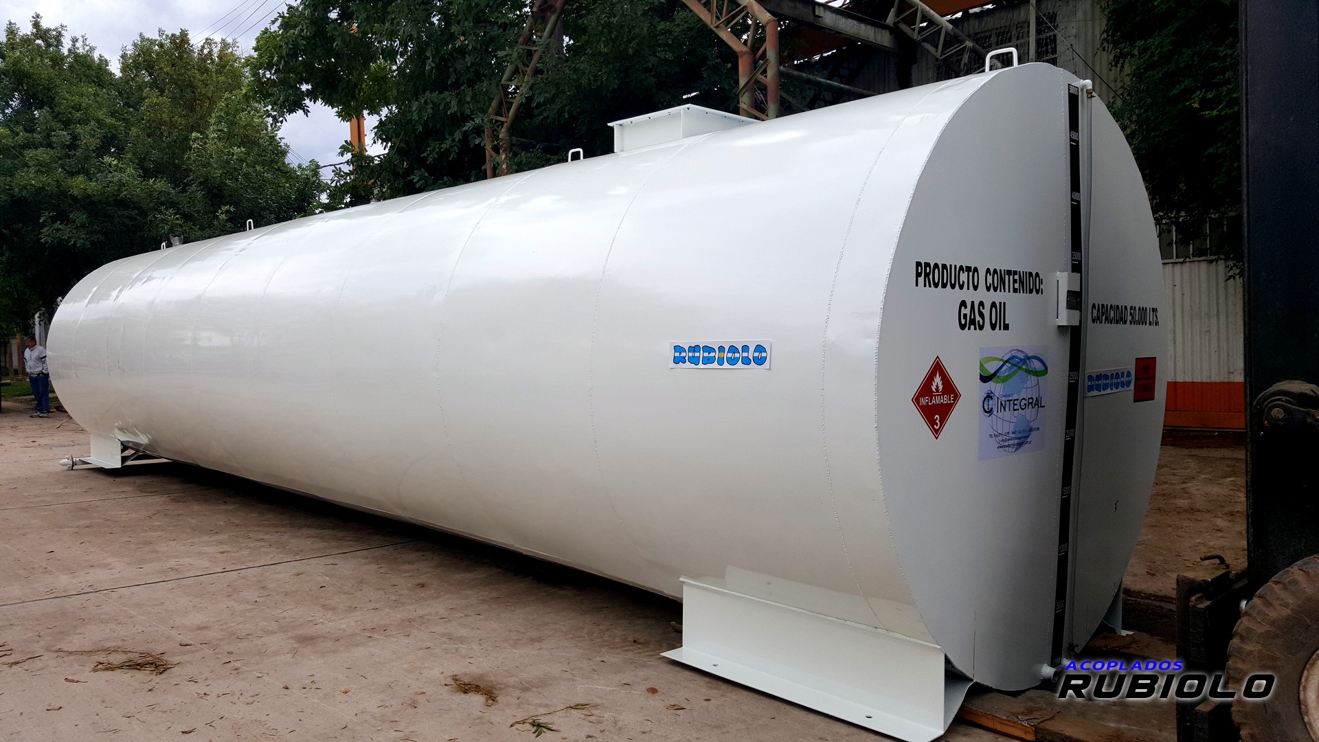 Tanque estacionario con Batea Antiderrame de para 50.000 Lts. (TB1016)