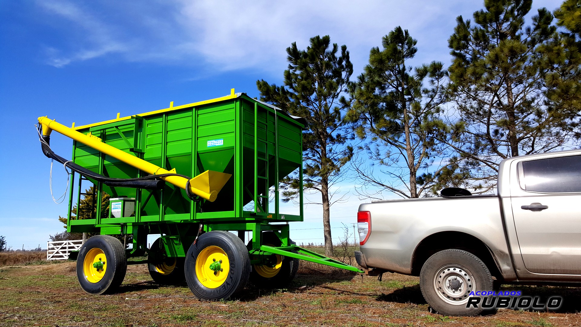 Acoplado Tolva Semillera / Fertilizantes para 8/9 Tn. (TO1011)