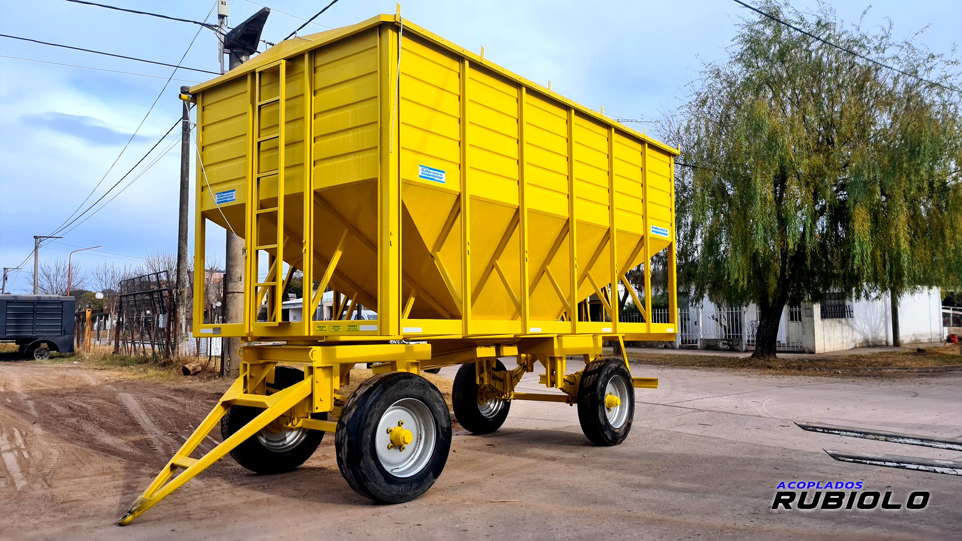 Acoplado Tolva Semillera / Fertilizantes para 14/16 Tn. (TO1013)