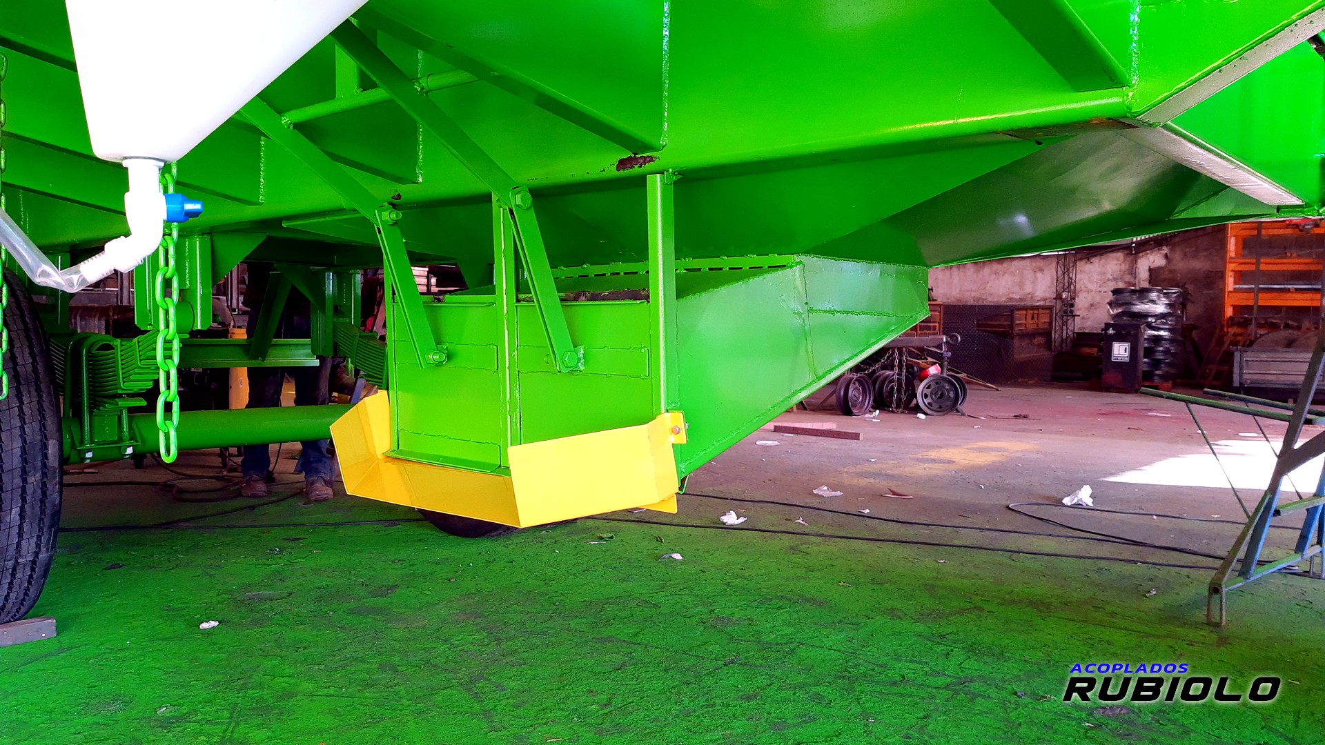 Acoplado Tolva Semillera / Fertilizantes para 22 Tn. (TO1014) - Imagen 4